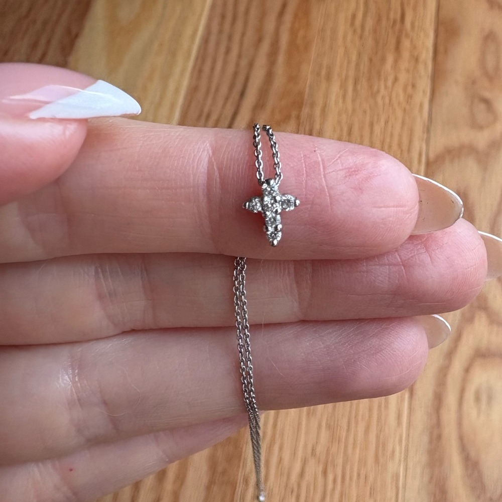 Roberto Coin Baby Cross Necklace
✨✨✨